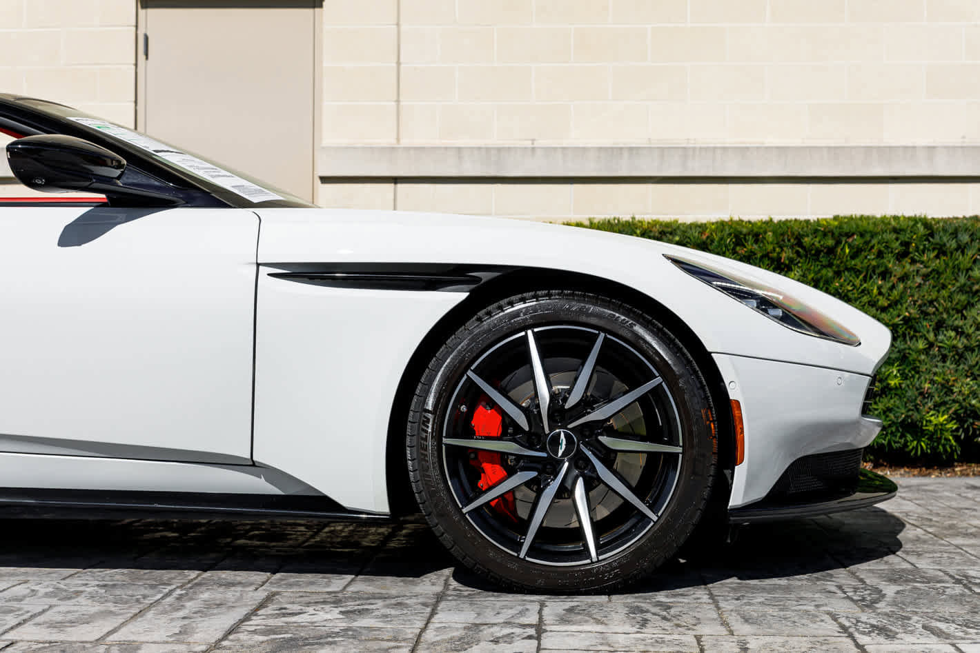 Used 2019 Aston Martin DB11 Volante image 22