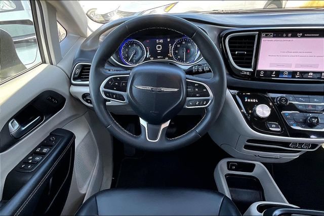 Used 2023 Chrysler Pacifica Touring-L FWD image 4