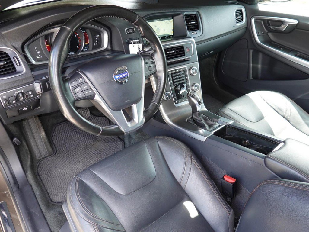 Used 2016 Volvo V60 T5 Cross Country Platinum image 18