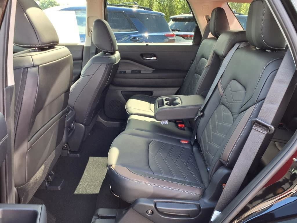 New 2025 Nissan Pathfinder Platinum w/ Black Appearance Package image 38