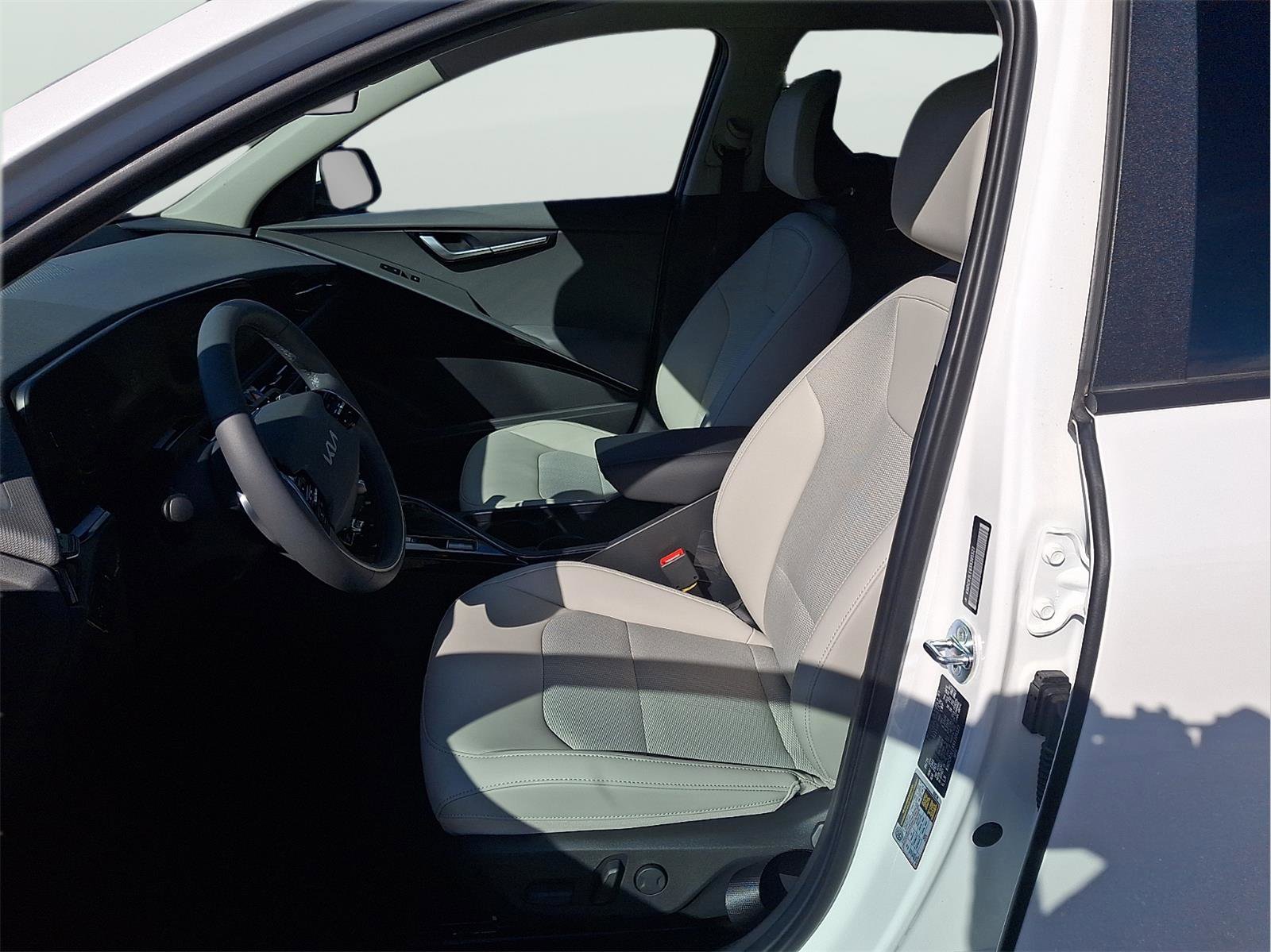 Used 2025 Kia Niro EX FWD image 29