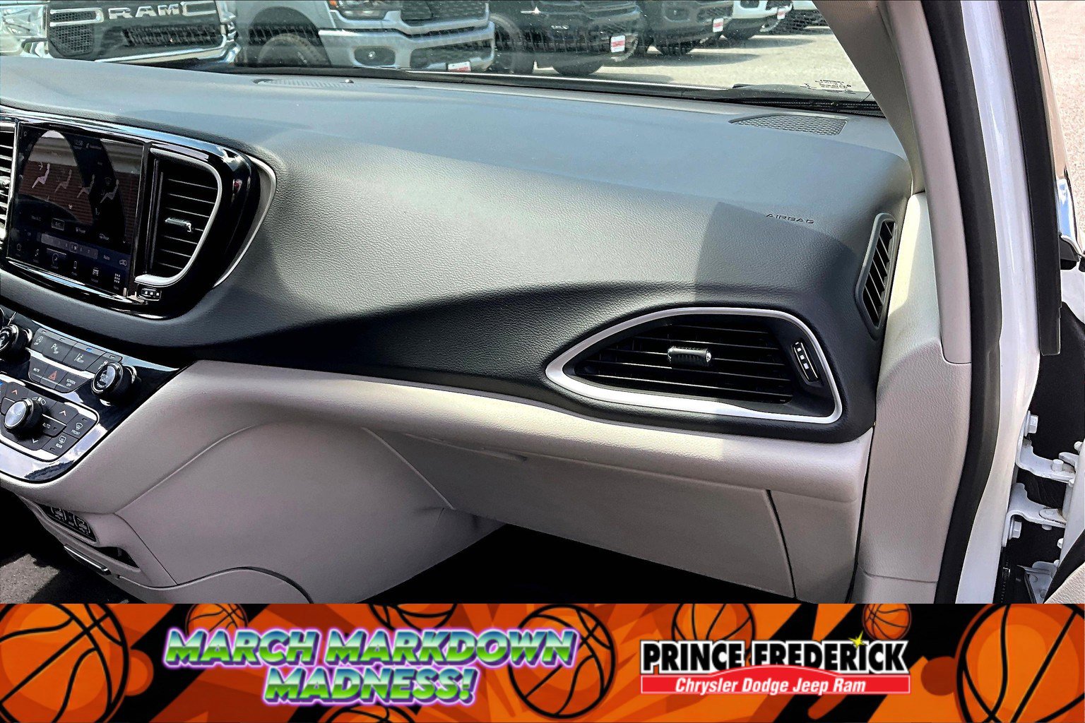 Used 2022 Chrysler Pacifica Touring-L image 13