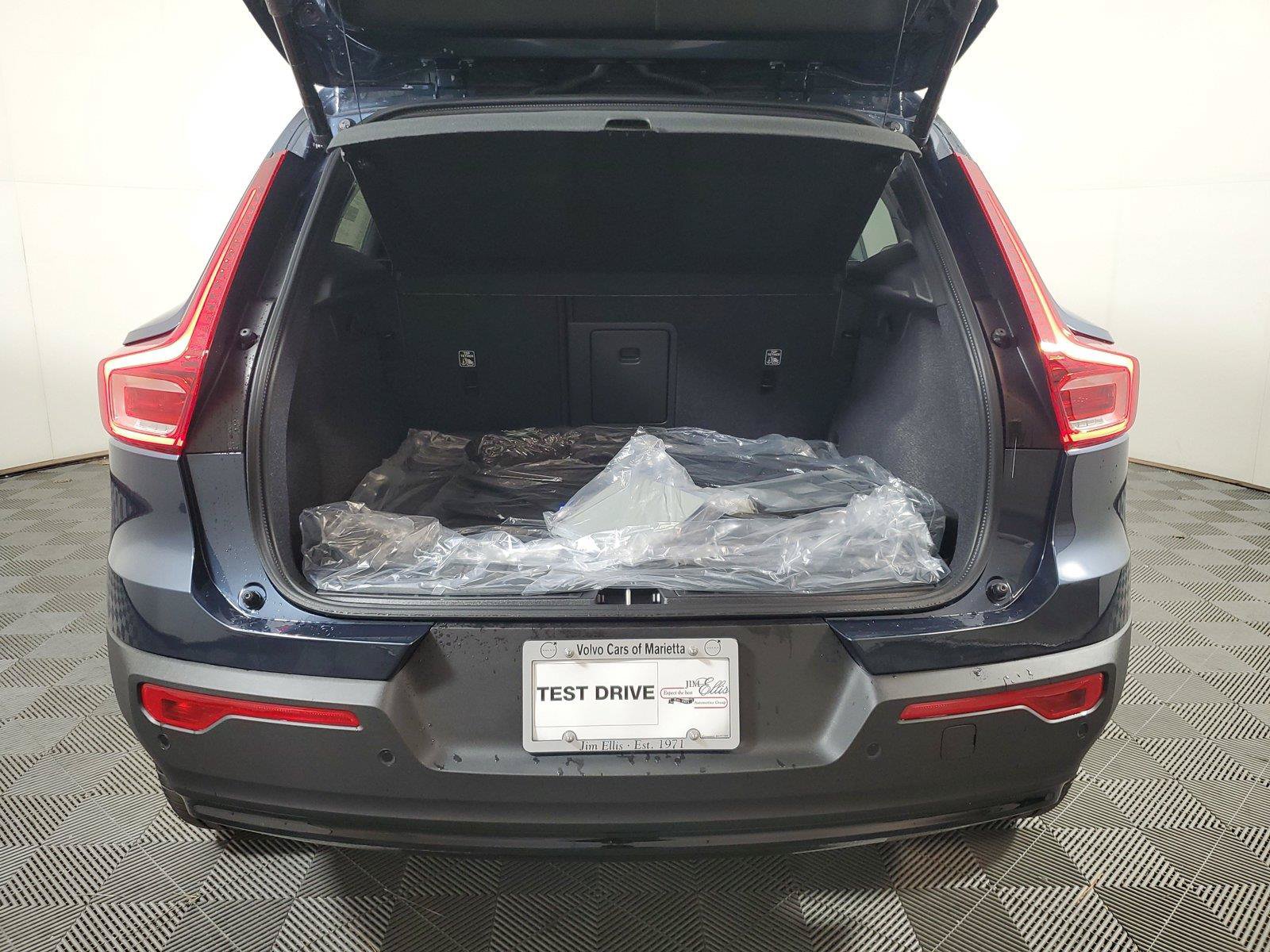 New 2026 Volvo XC40 B4 Core w/ Protection Package Premier FWD image 9