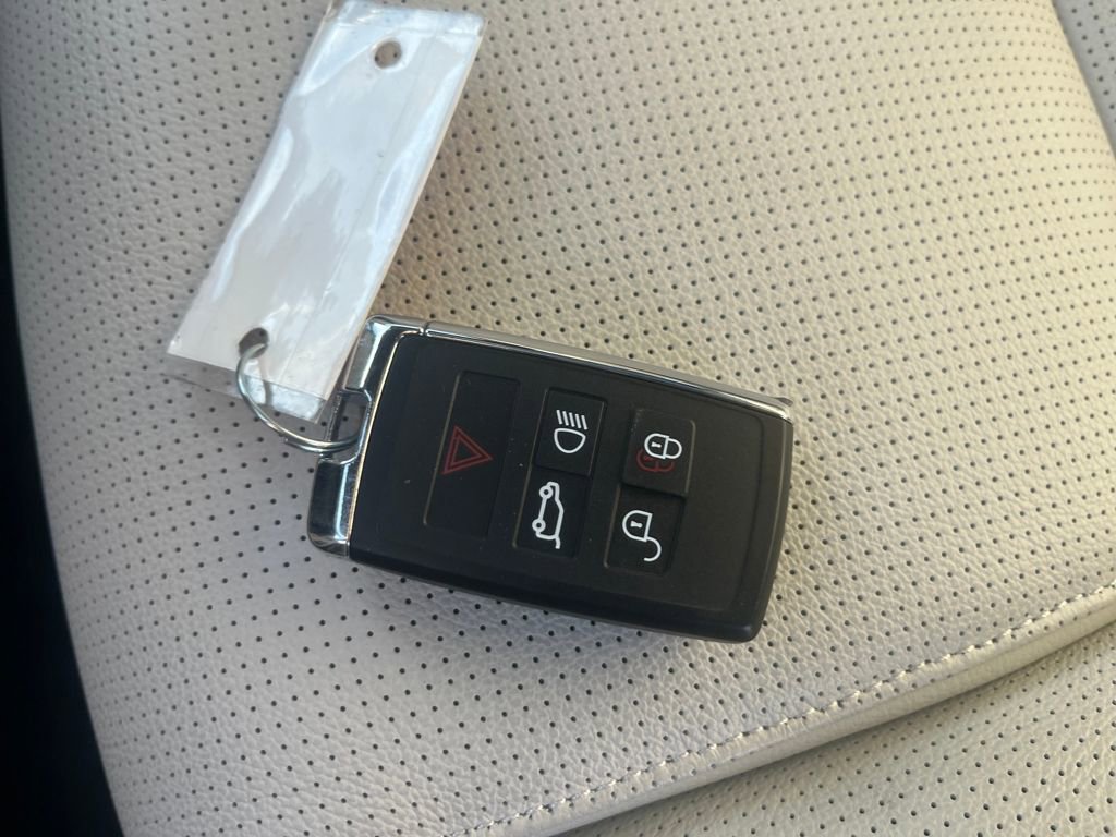 New 2025 Jaguar F-PACE R-Dynamic S image 28