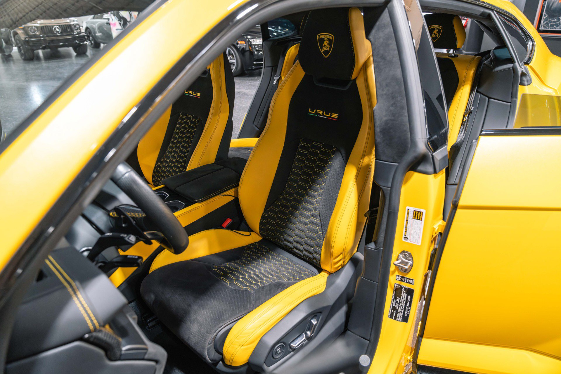 Used 2021 Lamborghini Urus AWD/4WD image 16
