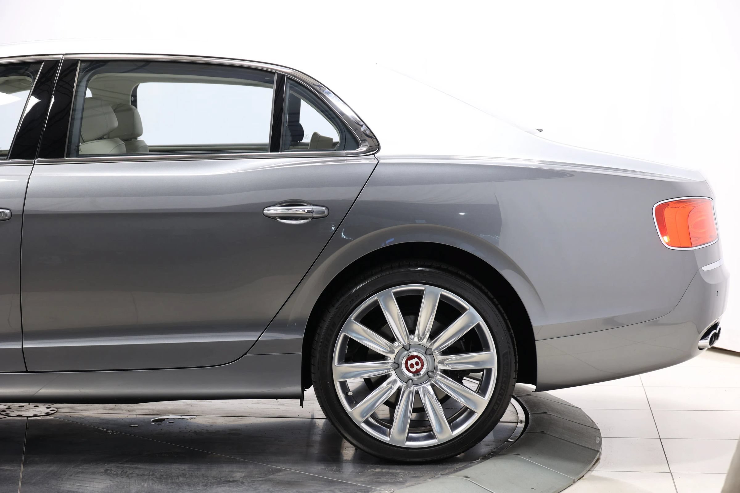 Used 2018 Bentley Flying Spur V8 AWD/4WD image 11