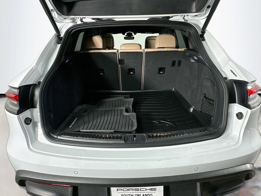Certified 2023 Porsche Macan AWD/4WD image 28