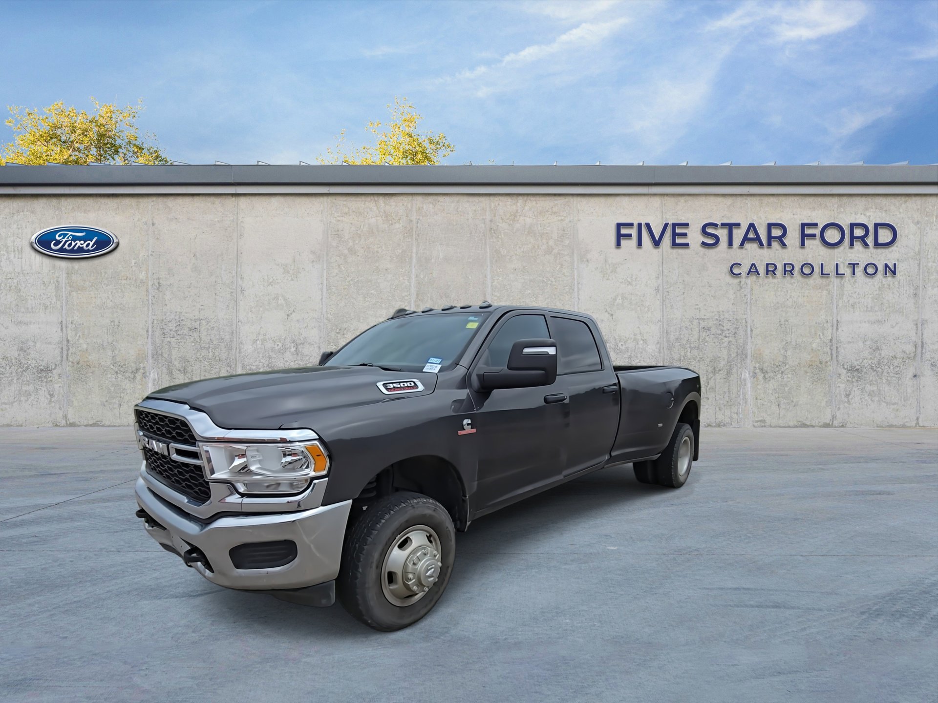 Used 2024 RAM 3500 Tradesman w/ Chrome Appearance Group AWD/4WD image 4