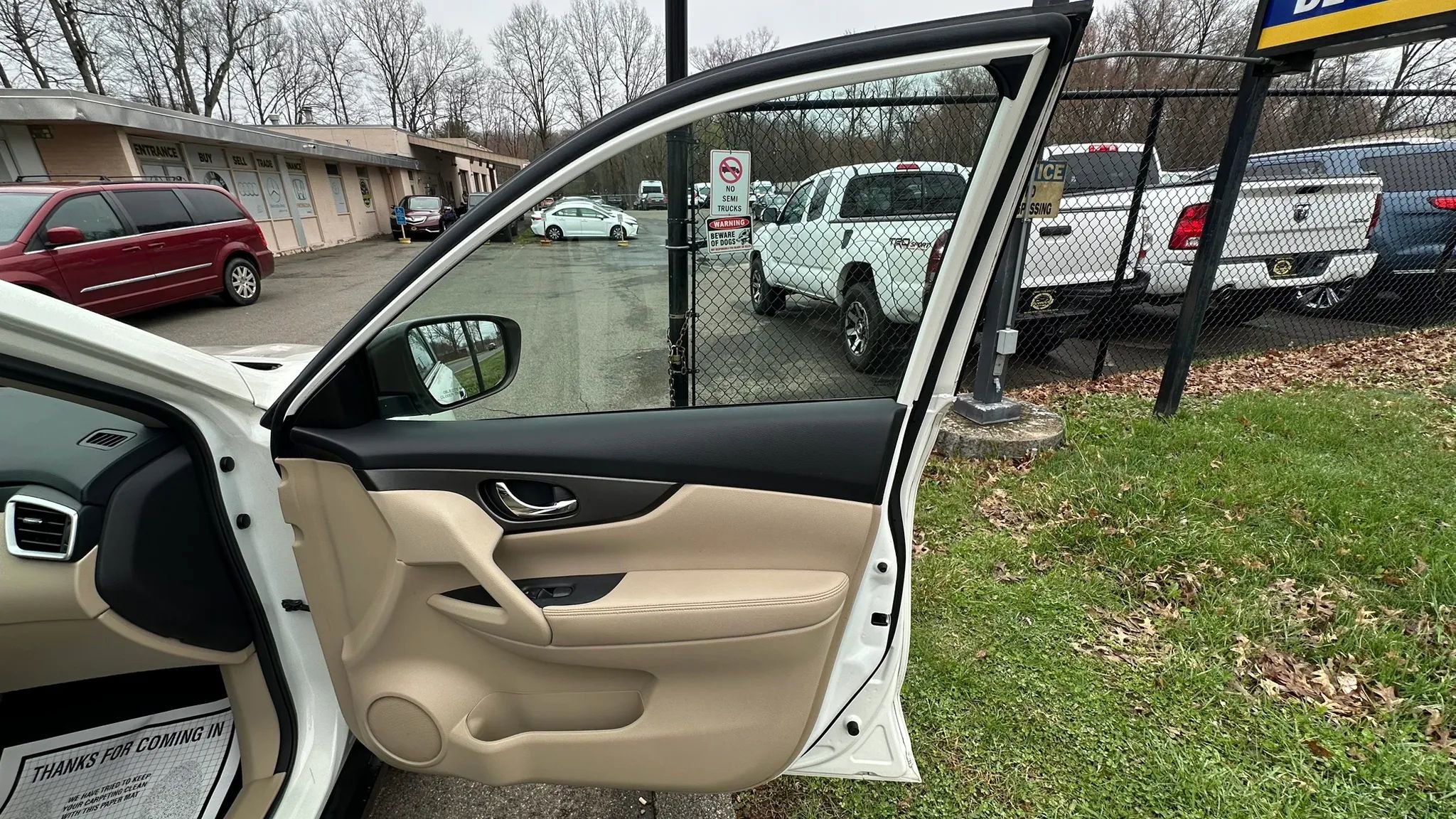 Used 2015 Nissan Rogue SV w/ SV Moonroof Package image 32