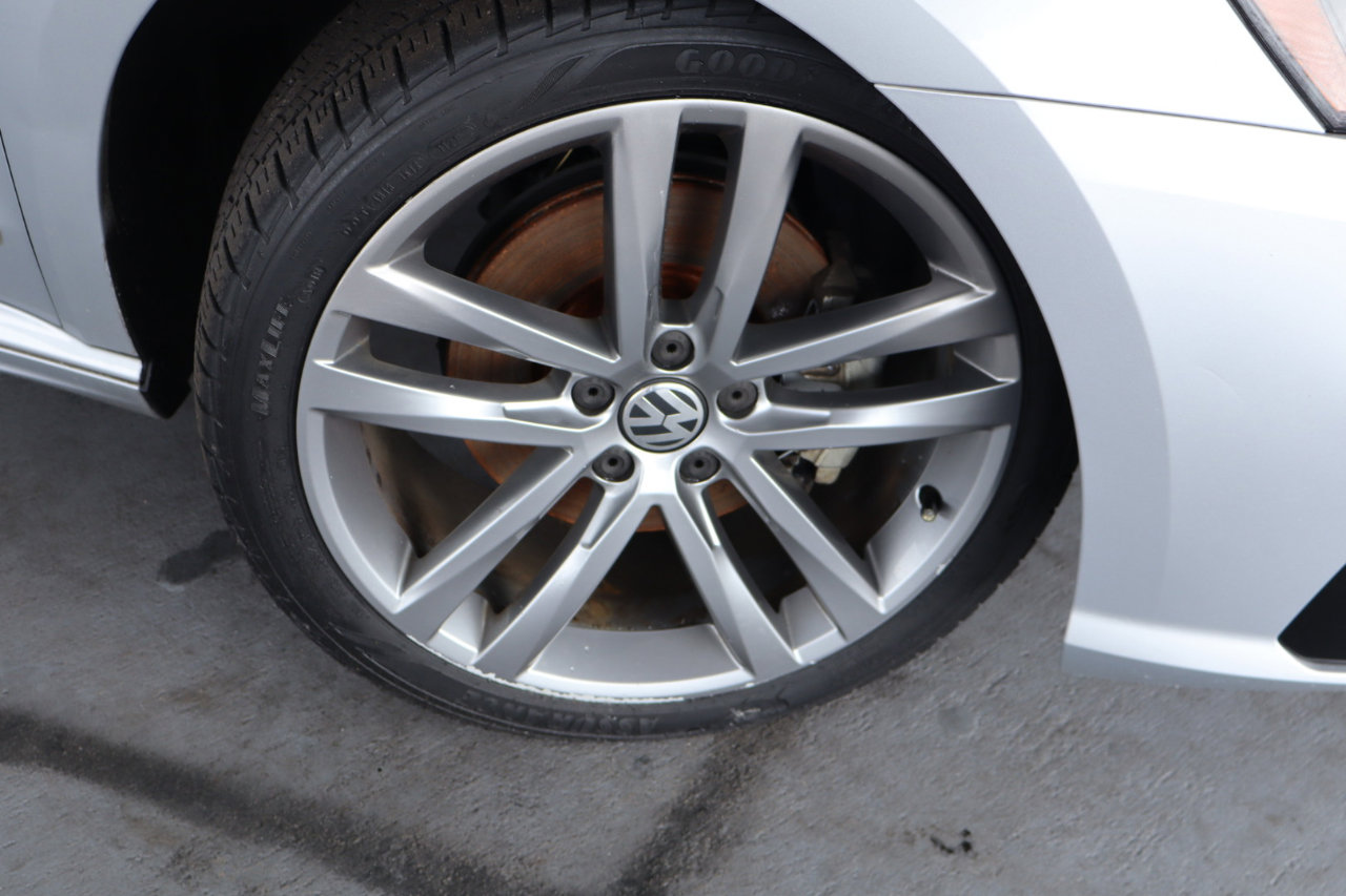 Used 2017 Volkswagen Passat 1.8T R-Line image 3