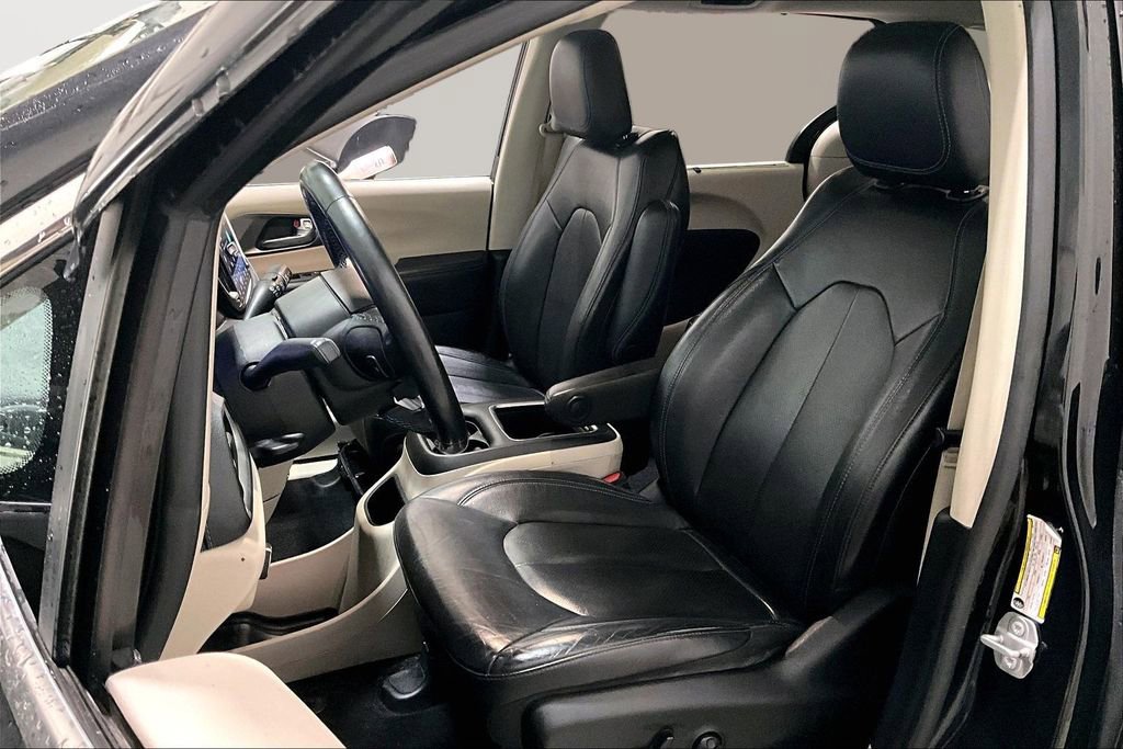 Used 2021 Chrysler Pacifica Touring-L image 19