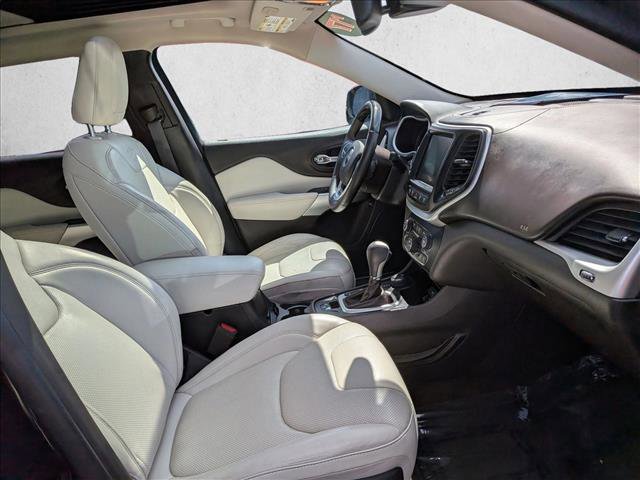 Used 2017 Jeep Cherokee Overland w/ Technology Group image 29