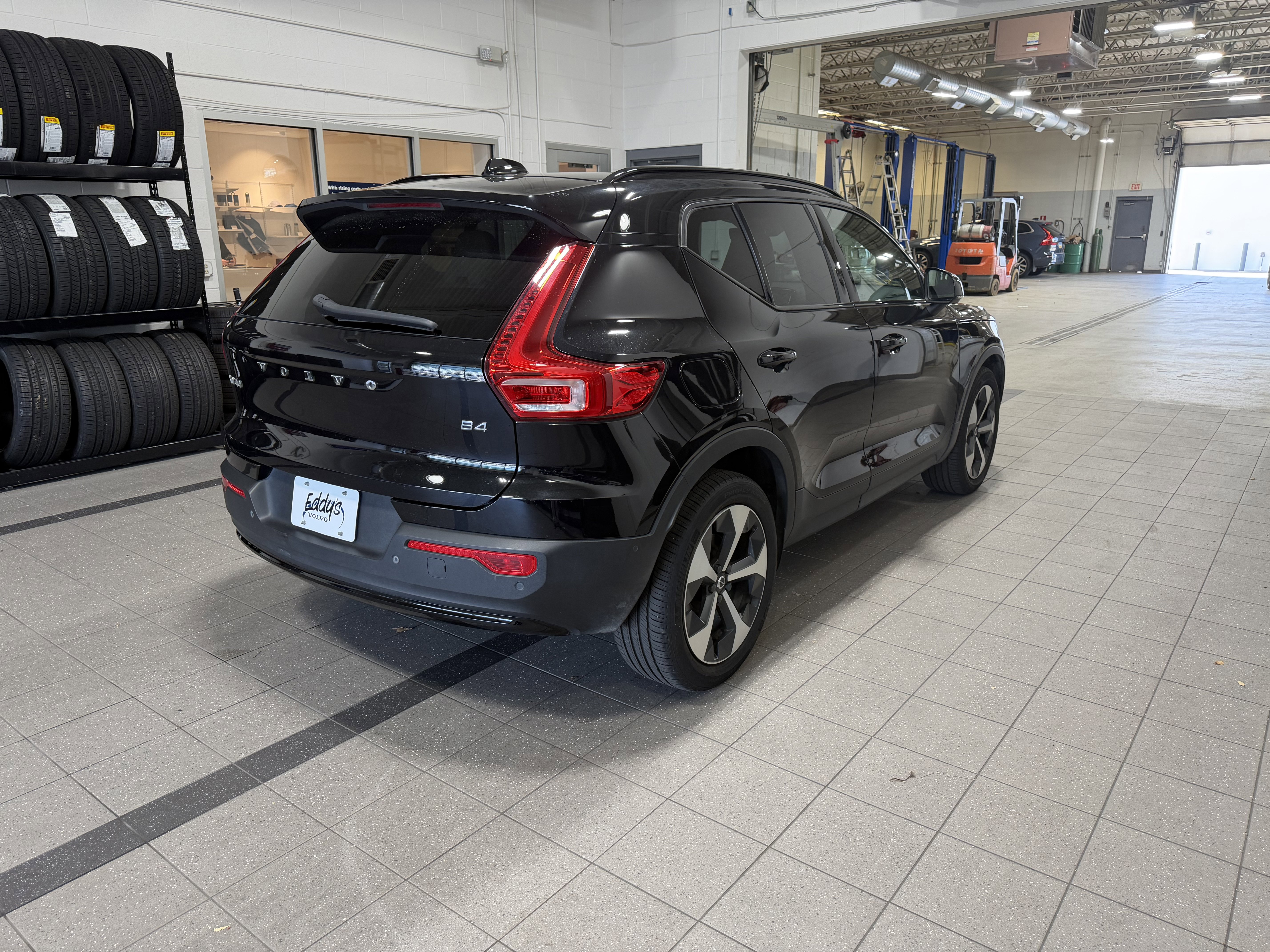 Used 2023 Volvo XC40 B4 Ultimate FWD image 9