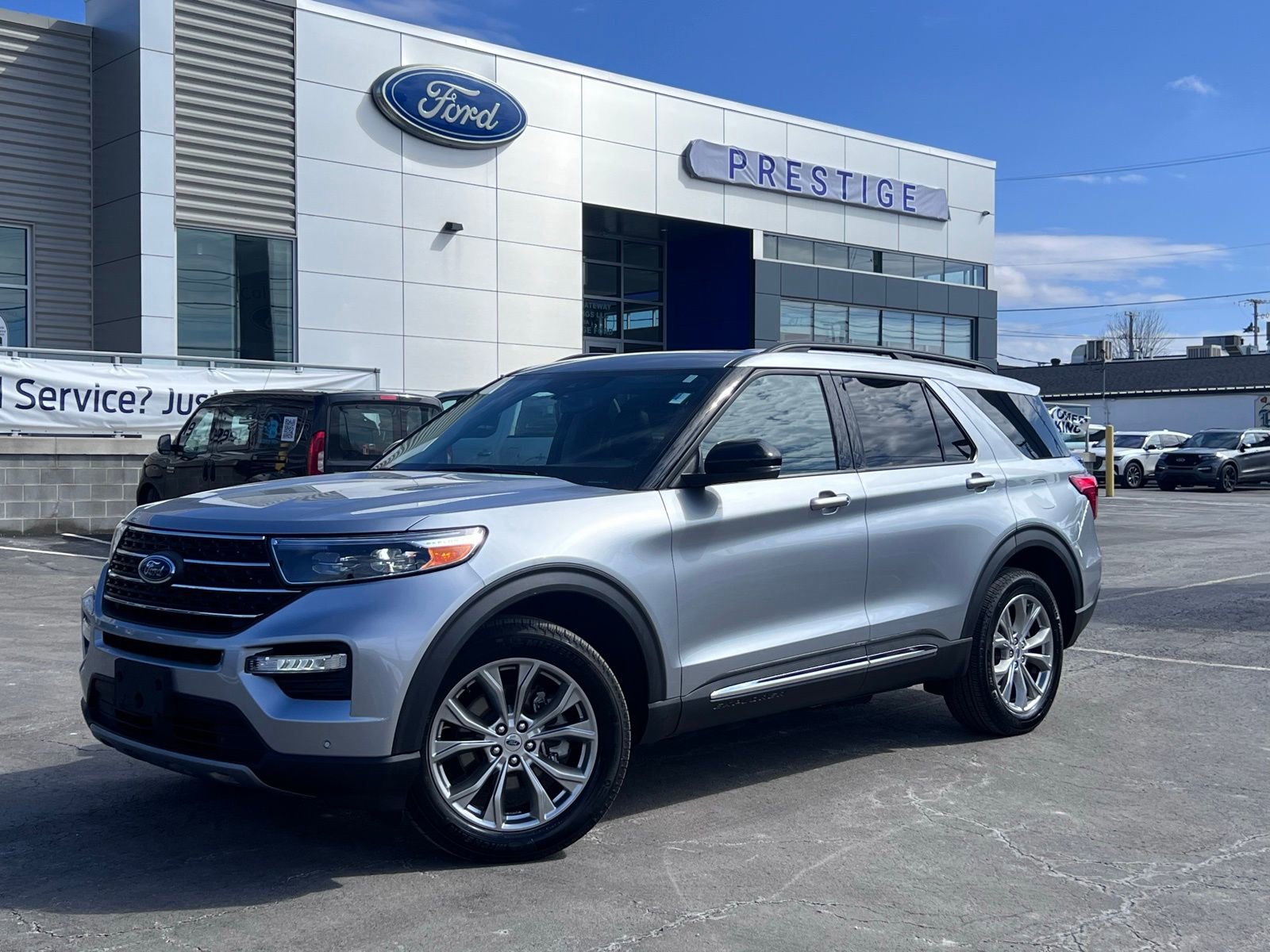 Used 2024 Ford Explorer XLT w/ Equipment Group 202A AWD/4WD image 1