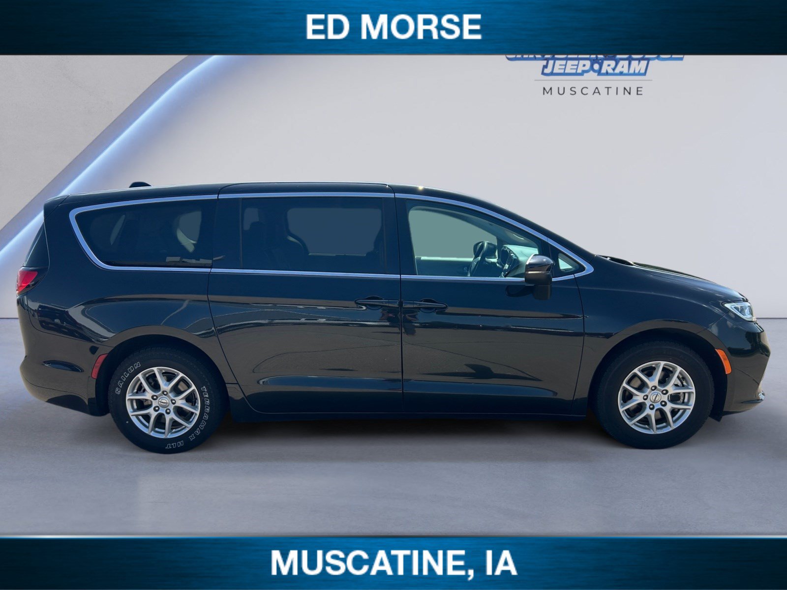 Used 2023 Chrysler Pacifica Touring-L FWD image 6