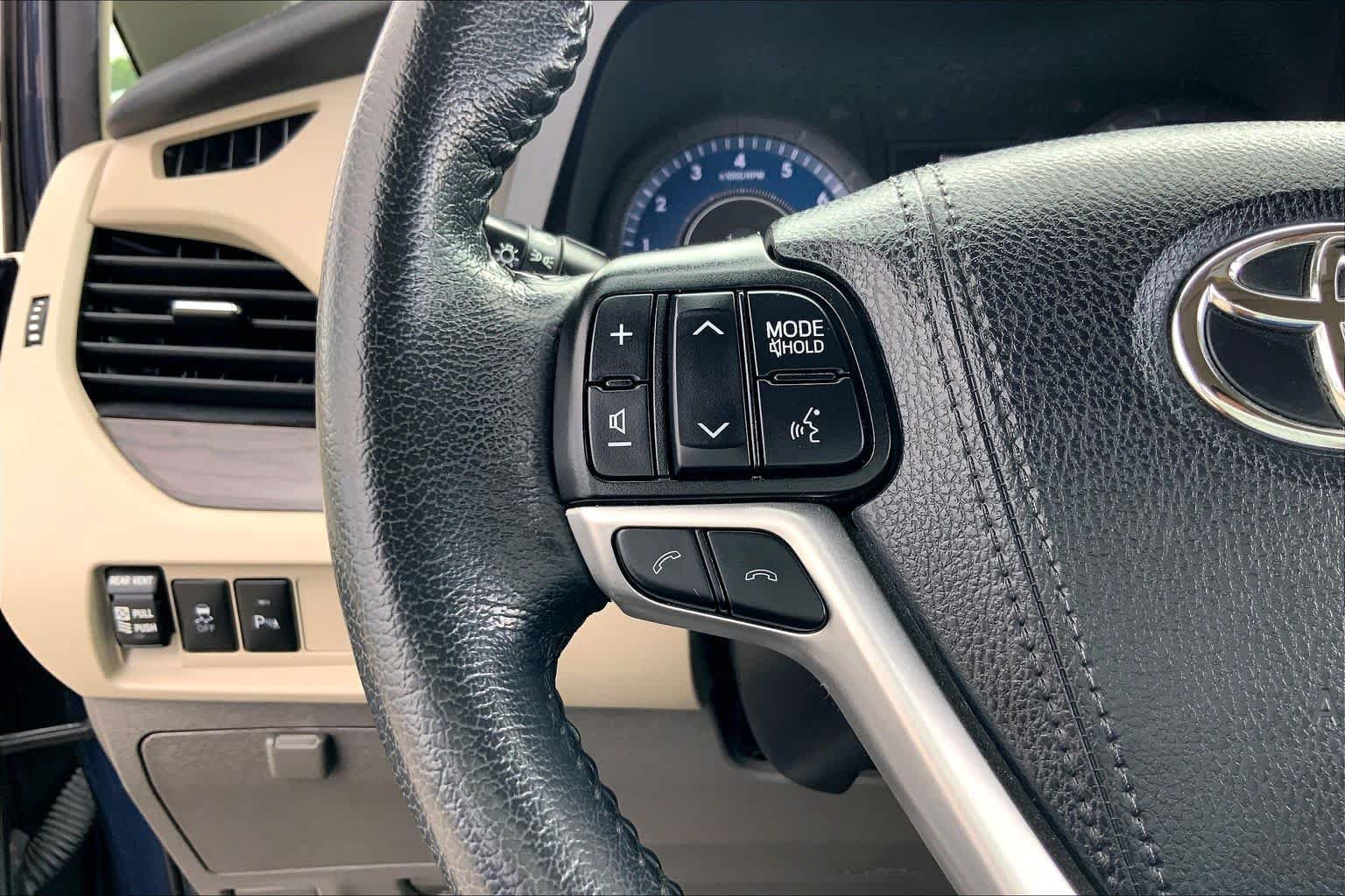 Used 2020 Toyota Sienna XLE Premium FWD image 23