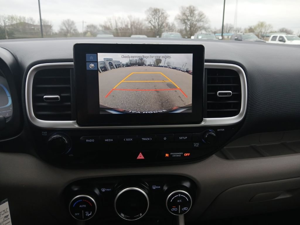 Used 2023 Hyundai Venue SEL image 17