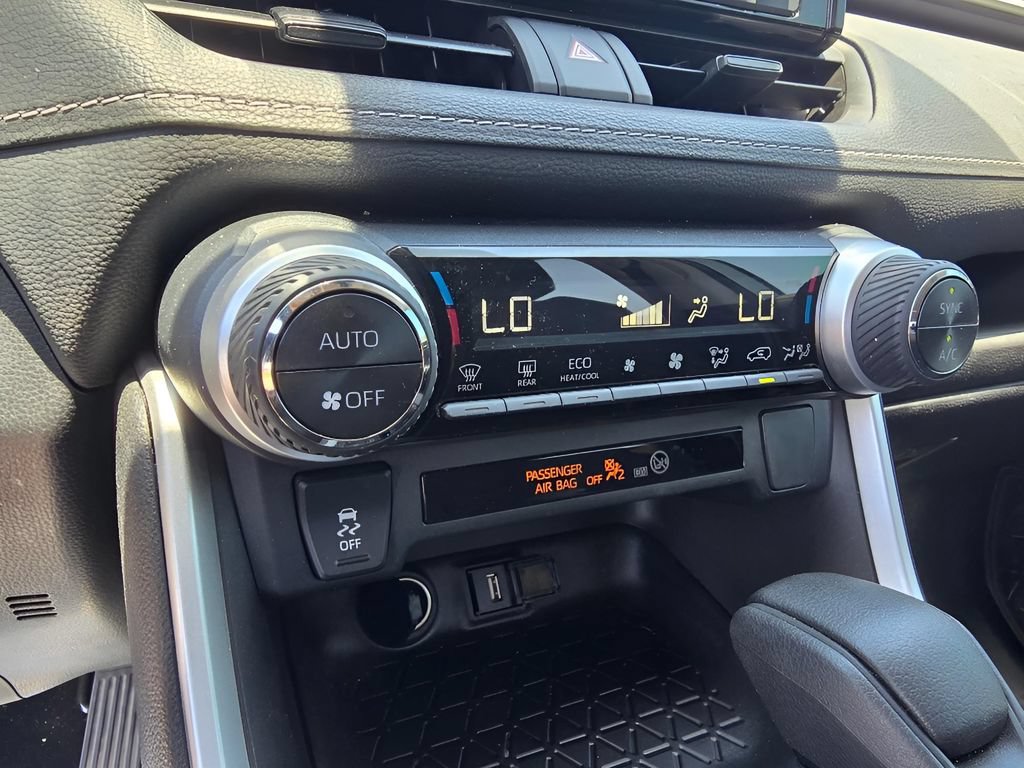 Used 2022 Toyota RAV4 LE AWD/4WD image 18