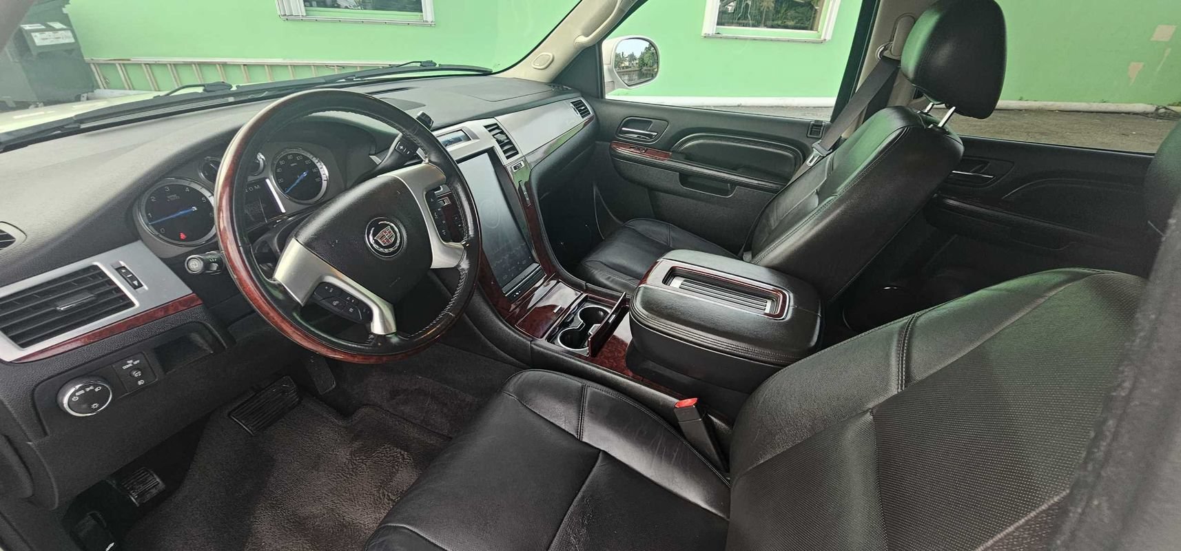 Used 2013 Cadillac Escalade ESV Luxury AWD/4WD image 16