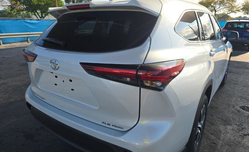Used 2025 Toyota Highlander XLE image 4