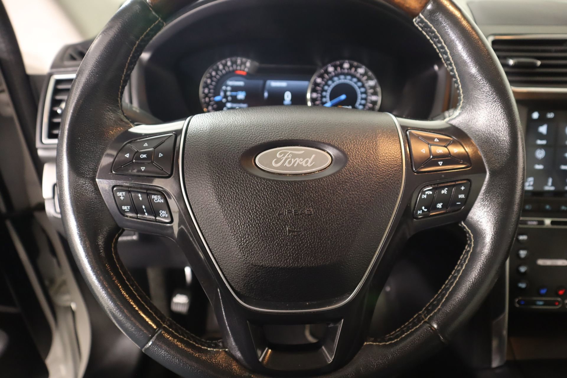 Used 2017 Ford Explorer Platinum image 3