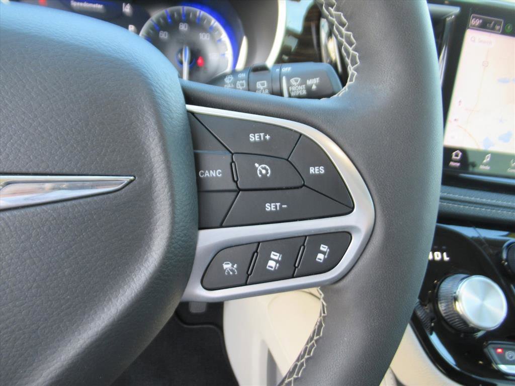 Used 2024 Chrysler Pacifica Limited image 19