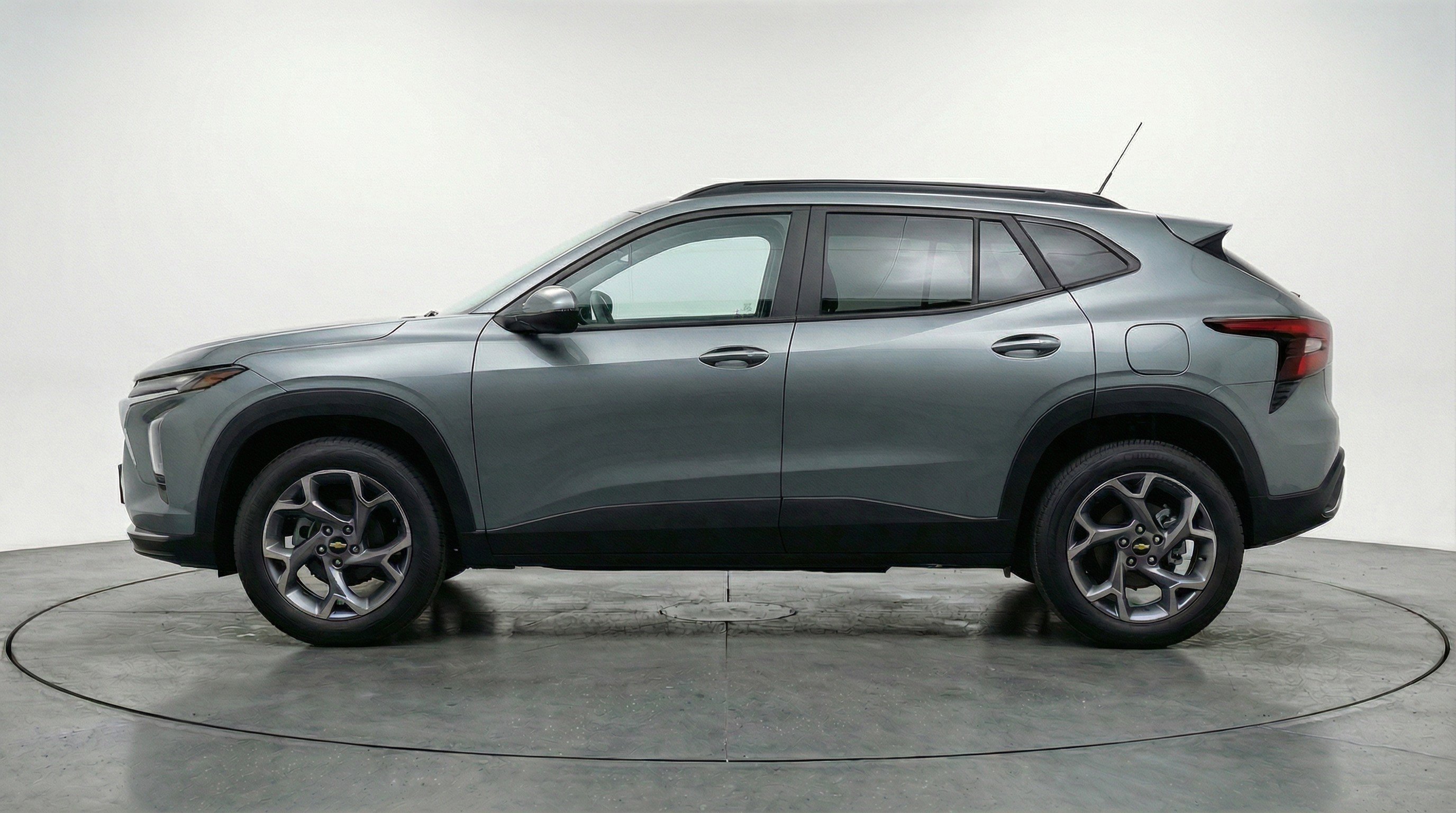 Used 2025 Chevrolet Trax LT FWD image 5