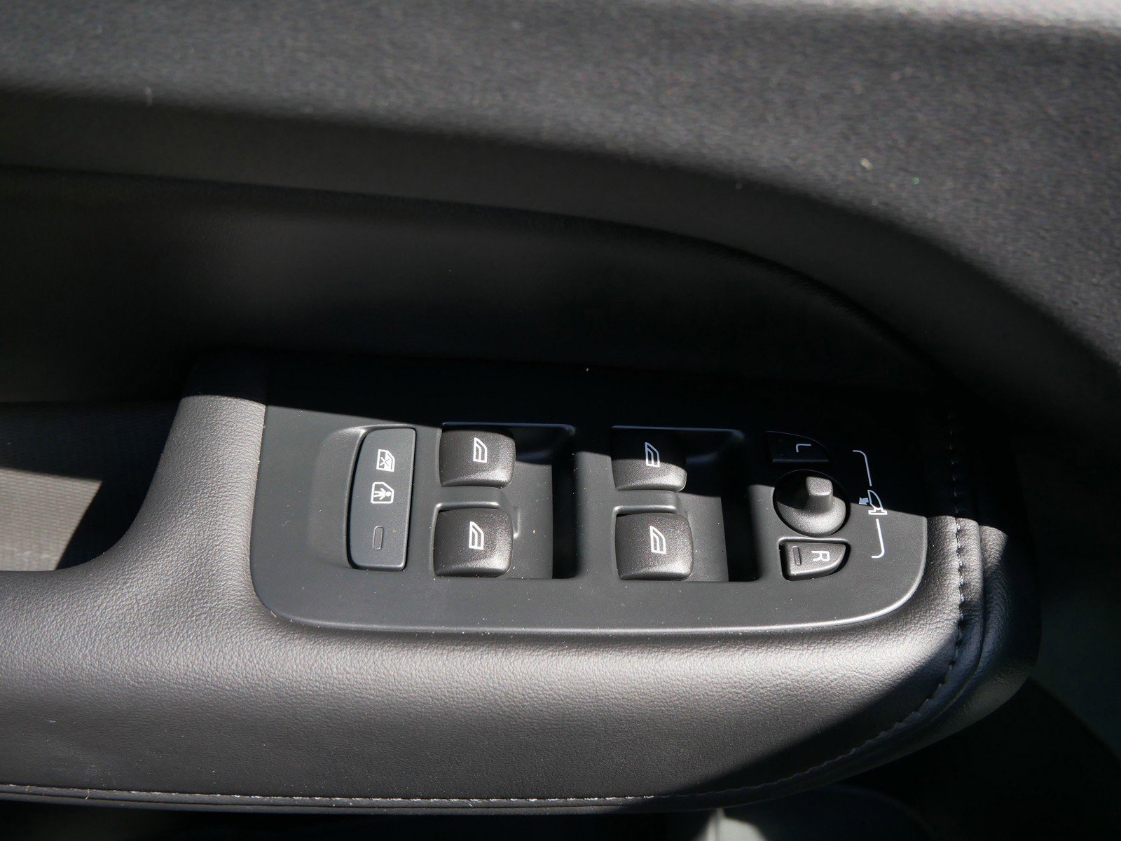 Certified 2025 Volvo XC60 B5 Plus AWD/4WD image 16
