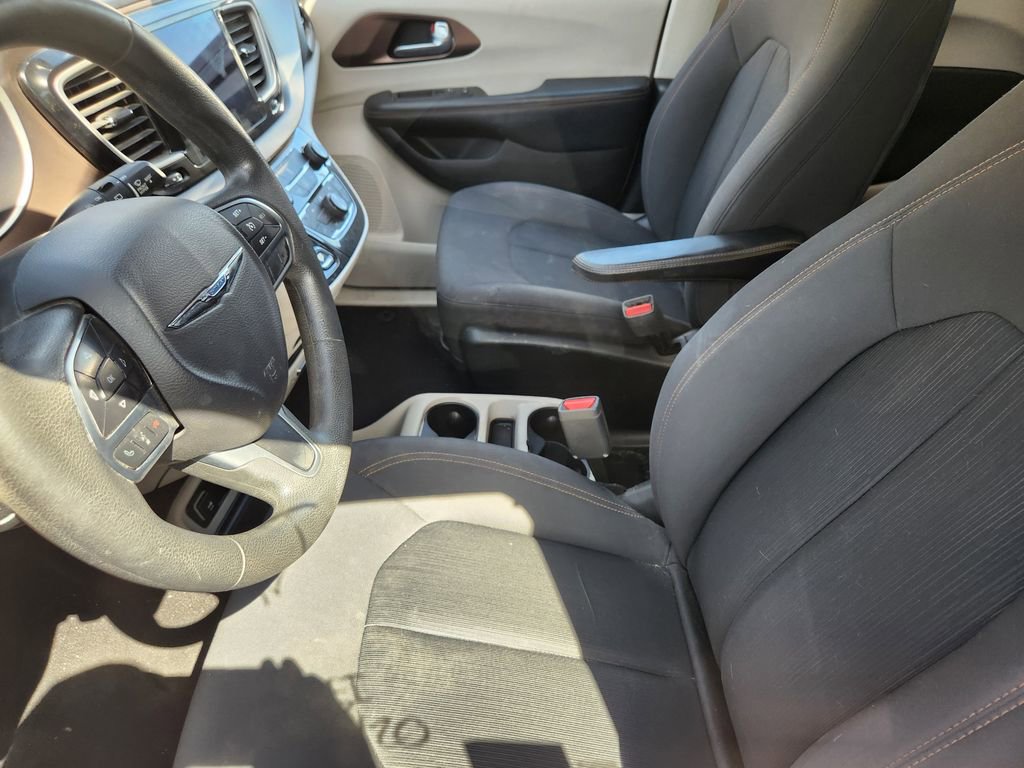 Used 2017 Chrysler Pacifica Touring w/ Tire & Wheel Group FWD image 8
