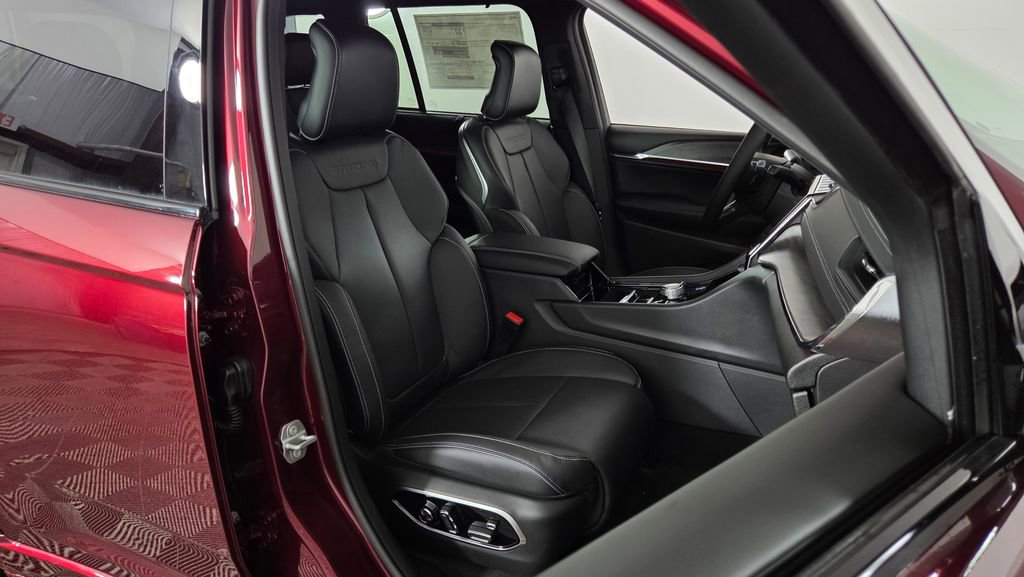 New 2025 Jeep Grand Cherokee Overland w/ Luxury Tech Group IV image 39