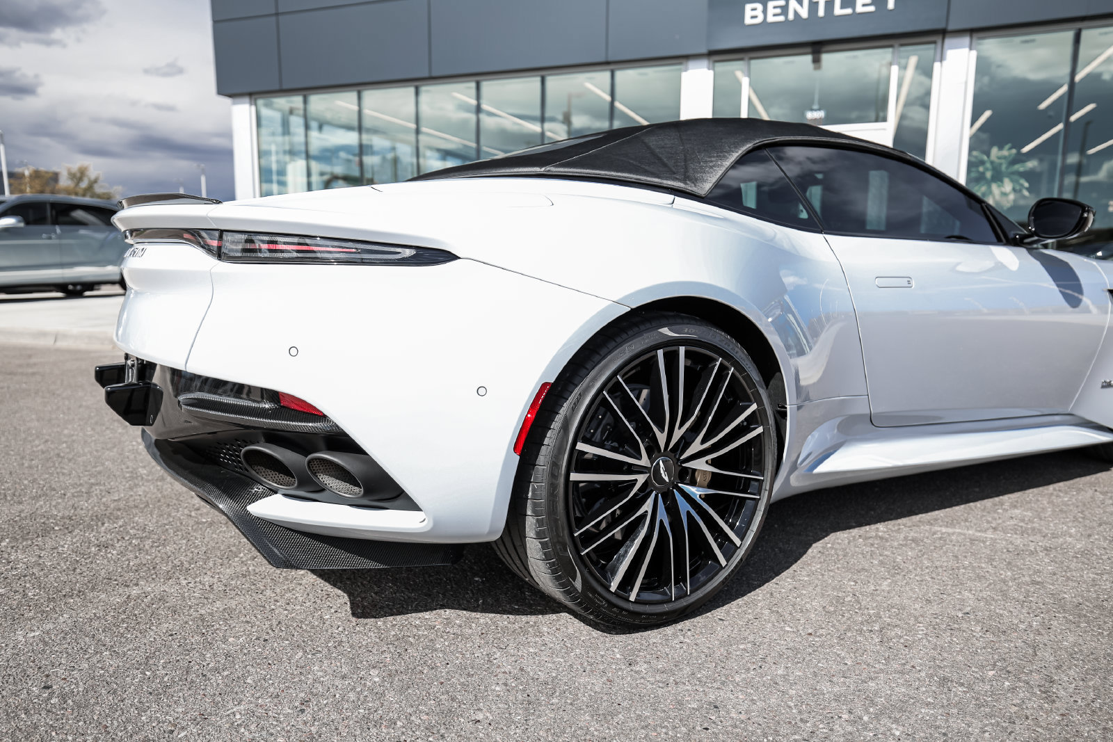 Used 2022 Aston Martin DBS Superleggera Volante RWD image 13