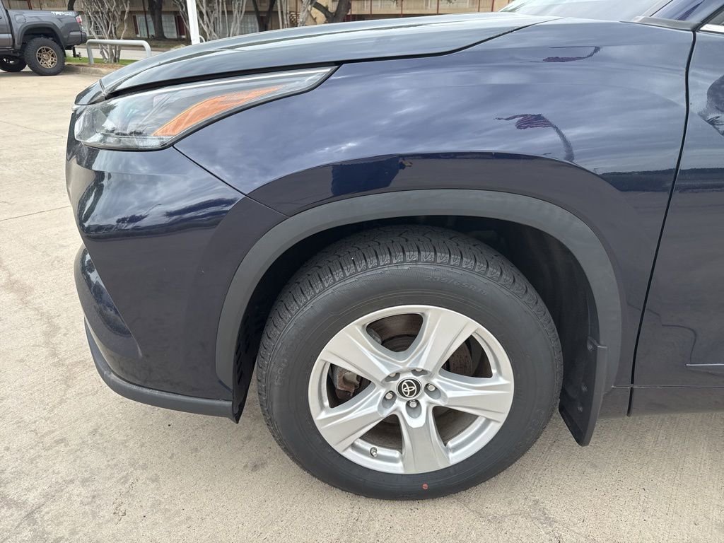 Used 2023 Toyota Highlander LE FWD image 2