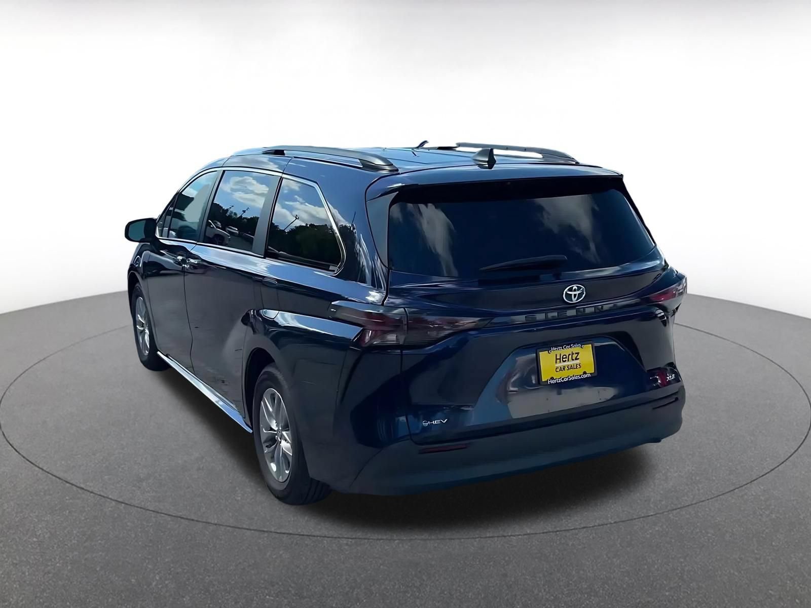 Used 2025 Toyota Sienna XLE FWD image 10