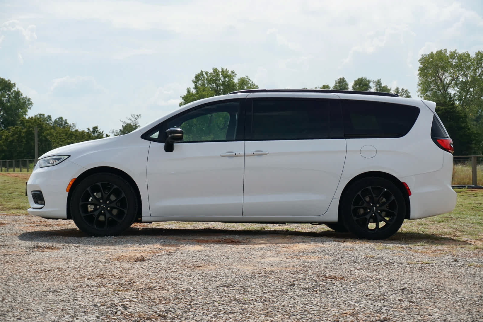 Used 2025 Chrysler Pacifica Limited FWD image 3