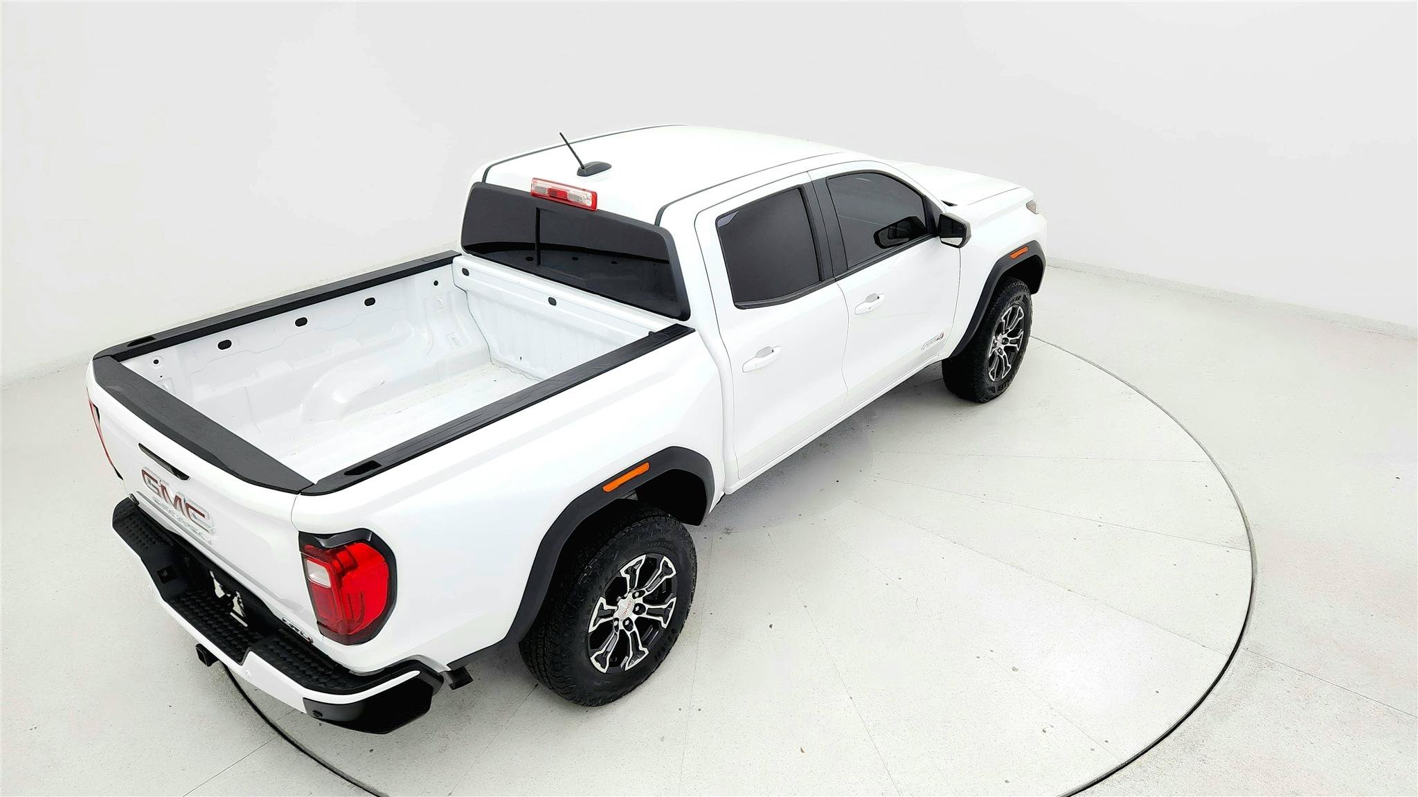 Used 2024 GMC Canyon AT4 w/ AT4 Premium Package AWD/4WD image 17