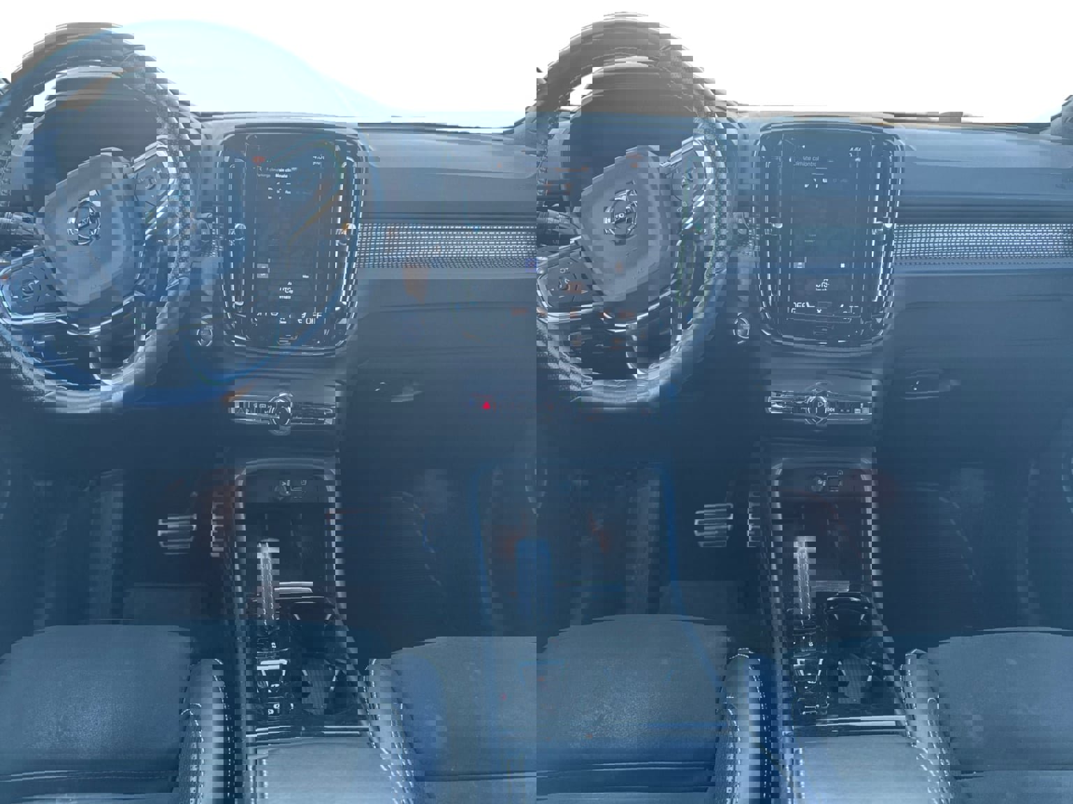 Used 2020 Volvo XC40 T4 R-Design w/ Protection Package Premier image 12