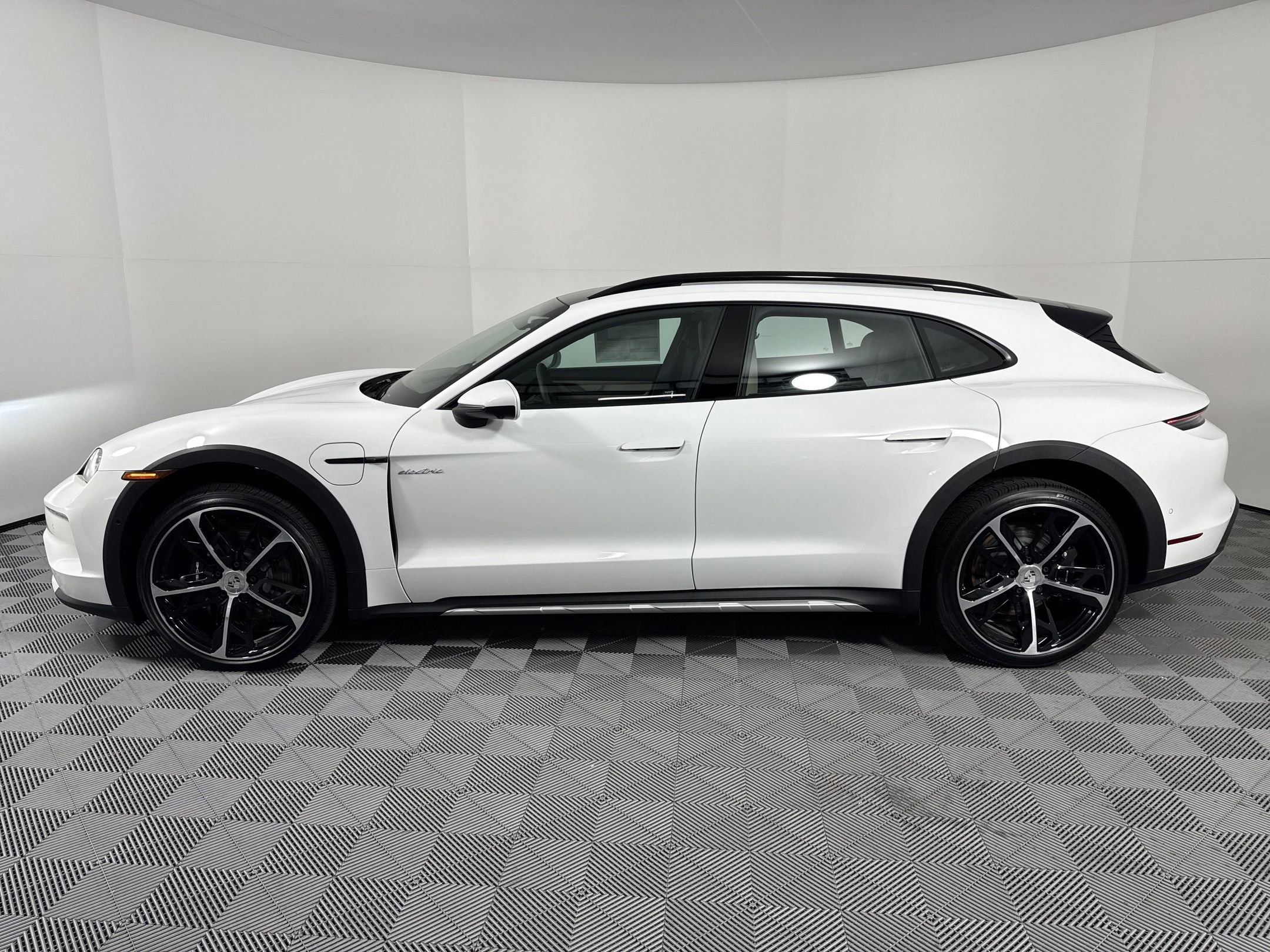 Used 2025 Porsche Taycan 4 Cross Turismo image 2