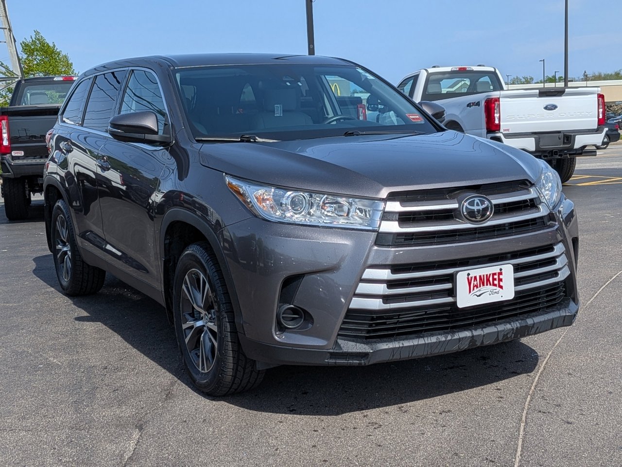 Used 2019 Toyota Highlander LE w/ Carpet Mat Package (TMS) AWD/4WD image 1