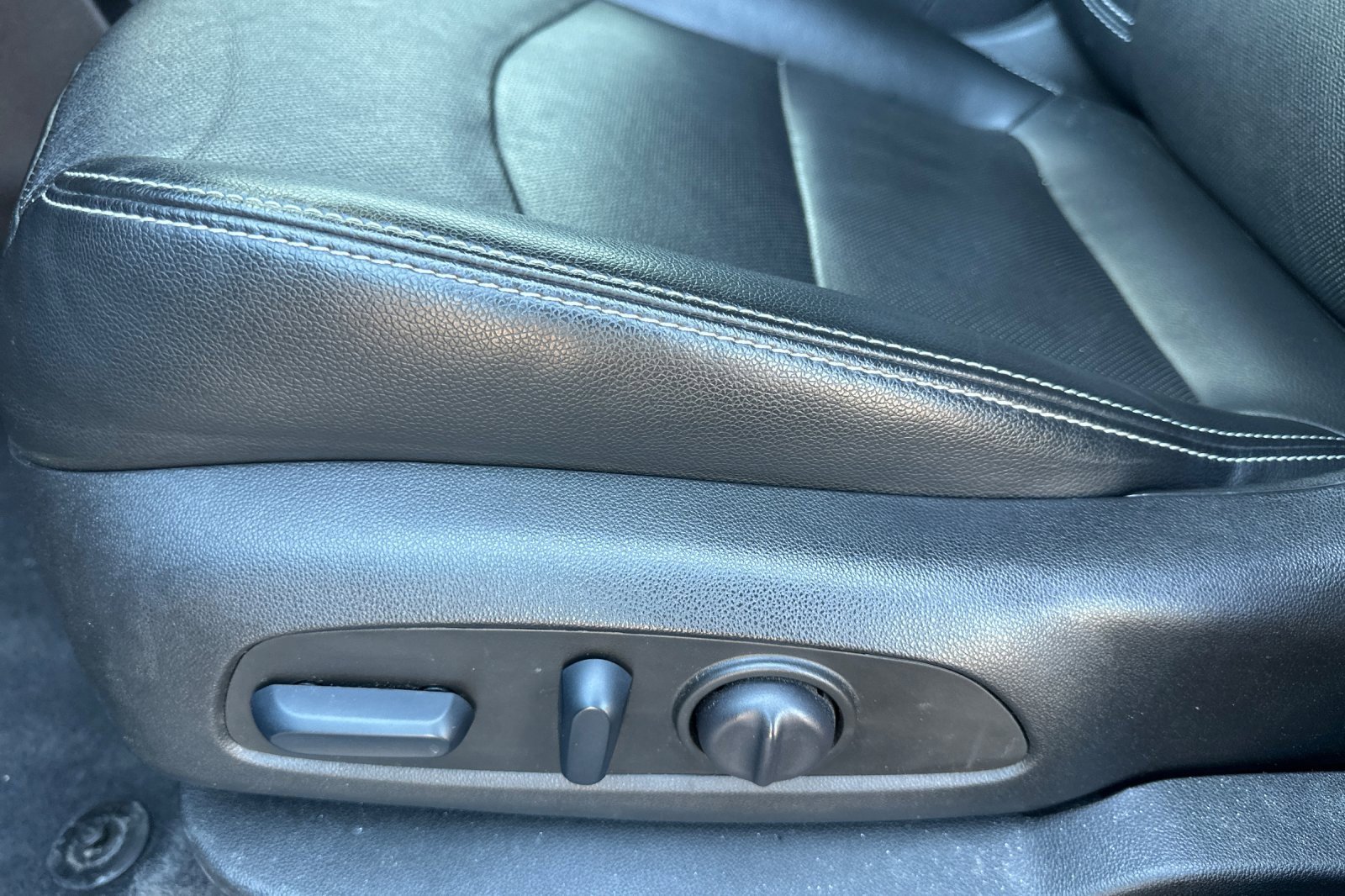 Used 2023 GMC Terrain SLT image 13