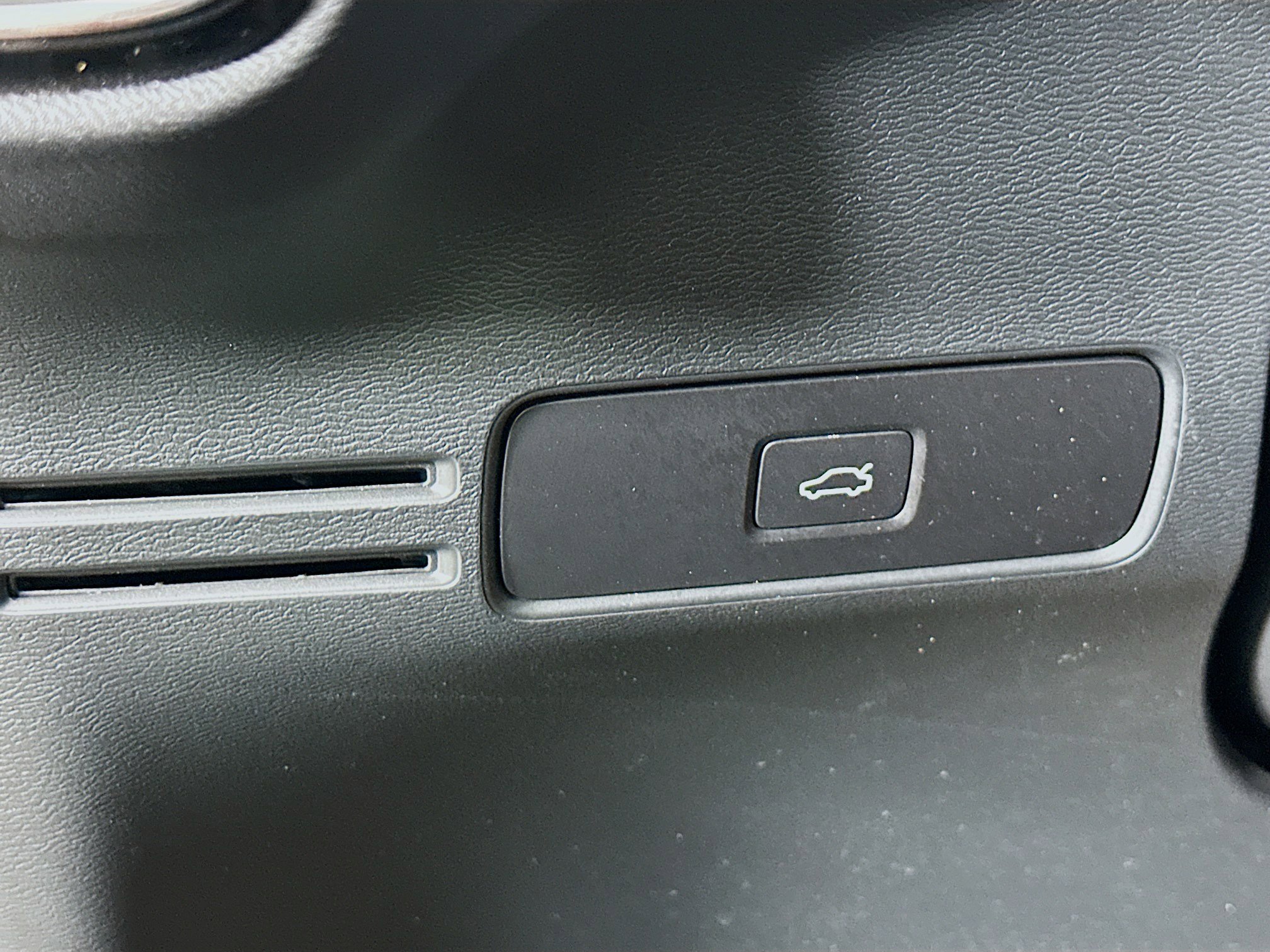 Used 2025 Volvo XC40 B5 Plus image 17