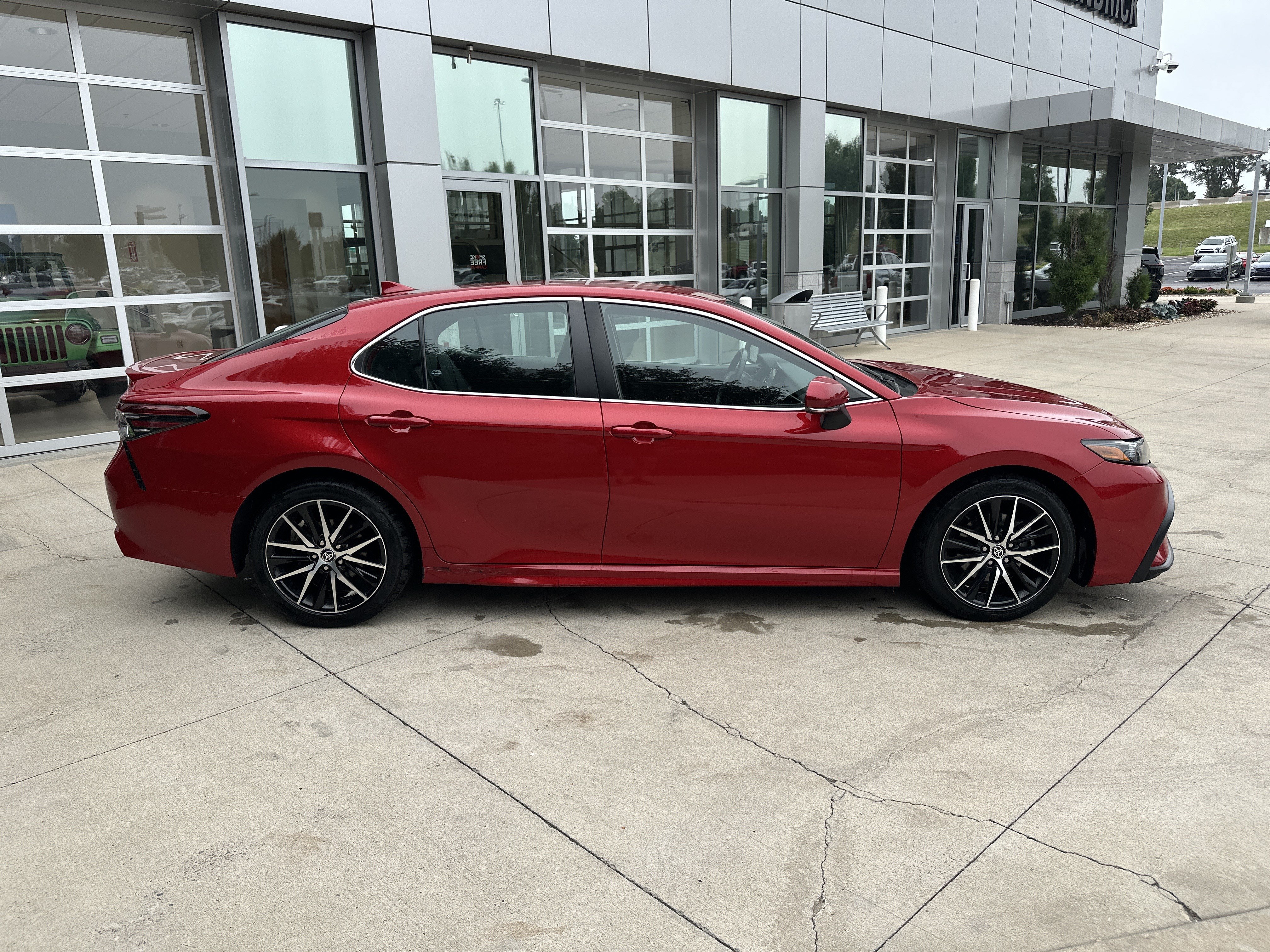 Used 2023 Toyota Camry SE w/ Protection Package (Q2) (TMS) FWD image 10