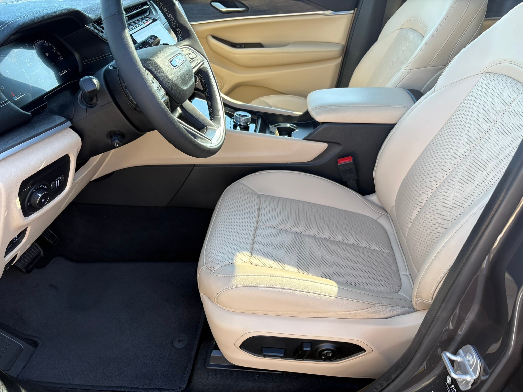 Used 2025 Jeep Grand Cherokee Limited w/ Luxury Tech Group II AWD/4WD image 16