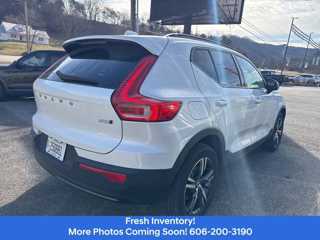 Used 2024 Volvo XC40 B5 Core image 4
