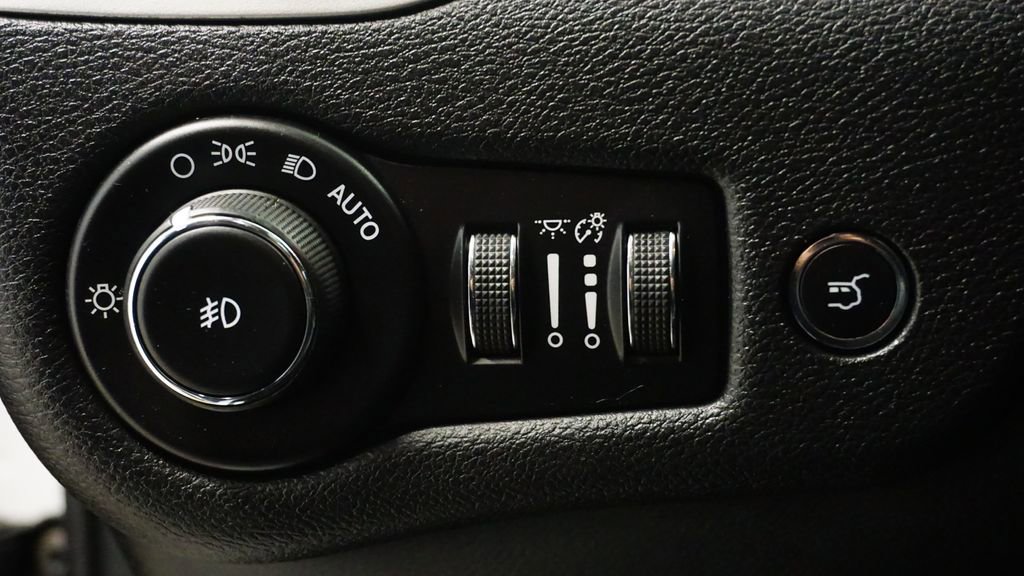 Used 2016 Jeep Cherokee Overland w/ Technology Group image 26