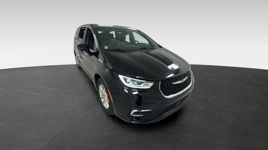 Used 2025 Chrysler Pacifica Select FWD image 1