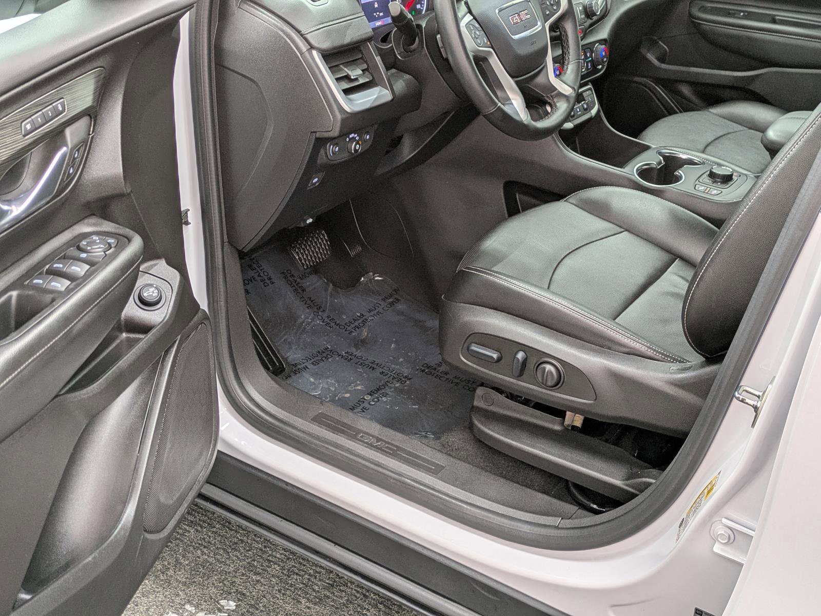 Used 2024 GMC Terrain SLT image 28