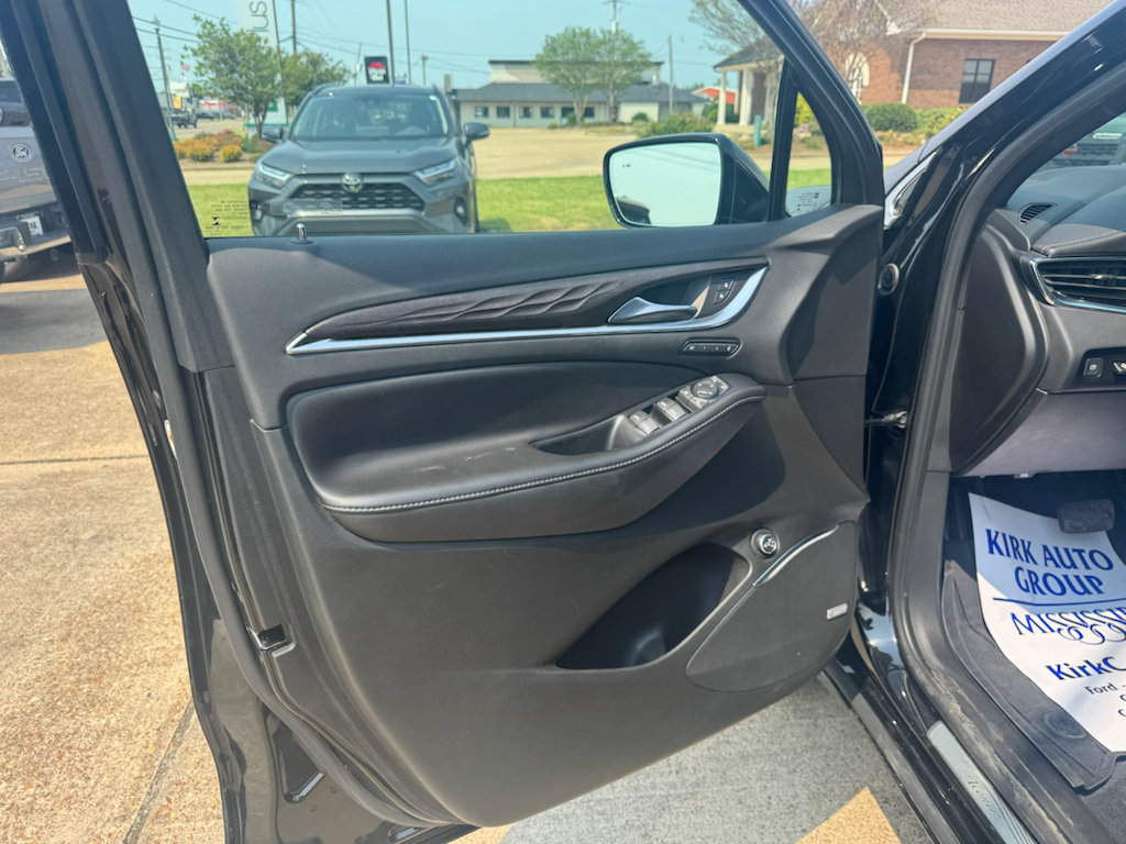 Used 2022 Buick Enclave Avenir w/ Avenir Technology Package FWD image 15