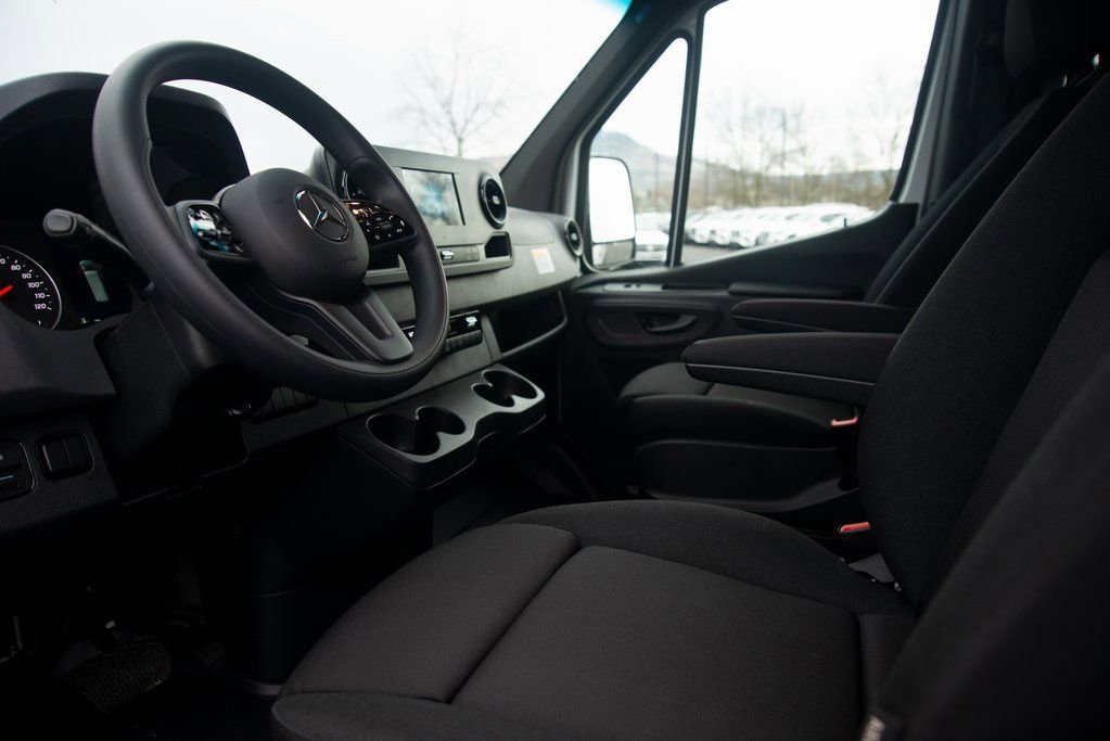 Used 2024 Mercedes-Benz Sprinter 3500 image 28