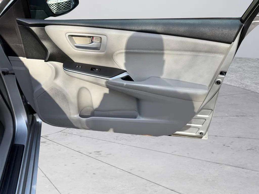 Used 2015 Toyota Camry XLE w/ Moonroof Package FWD image 23