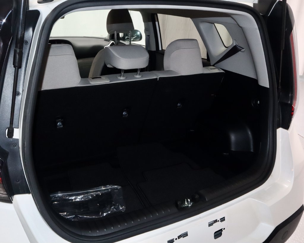 Used 2023 Kia Soul LX w/ LX Technology Package FWD image 12